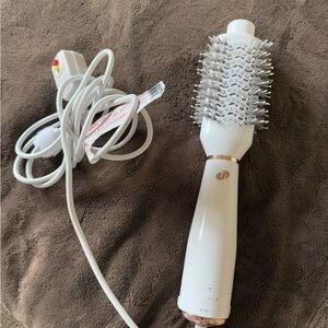T3 Airebrush Oval One-step volumizing hair dryer brush